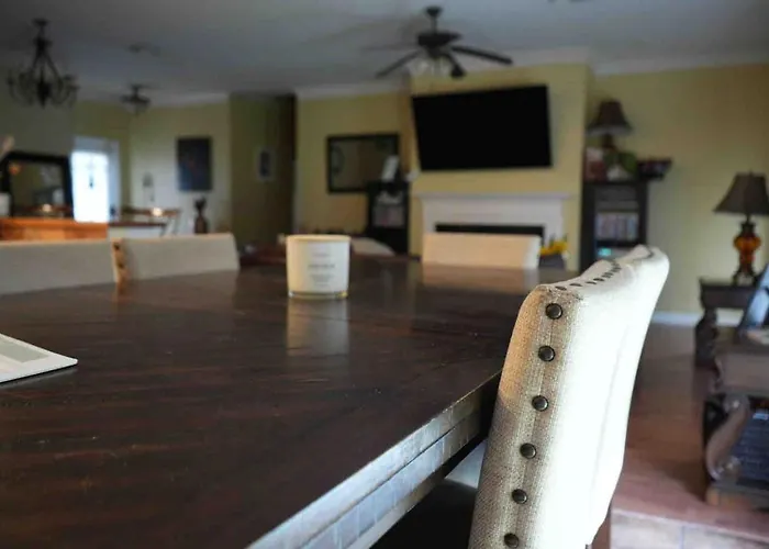 Hébergement de vacances Family Retreat - Pool Table, Gym And Fire Pit